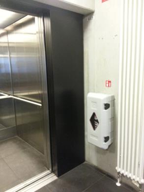 Dieser gesicherte Feuerlöscher befindet sich an einem Fahrstuhl, kann aber überall angebracht werden.