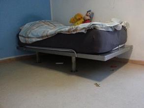Extrem stabiles Bettgestell aus Stahl.